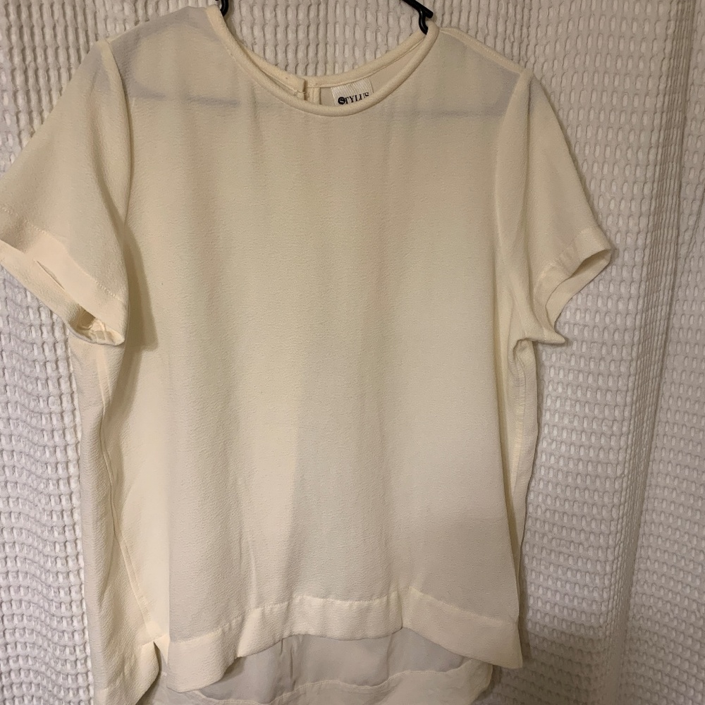 Stylus round-neck blouse with eyelet button clasp